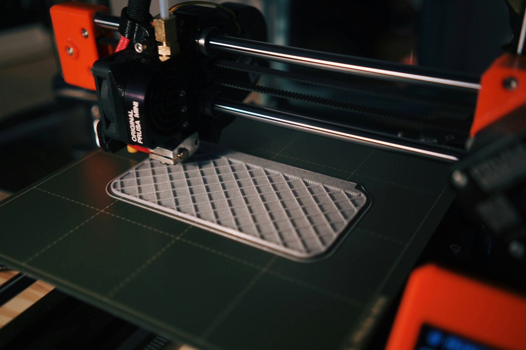 3D yazıcı tablasında basılmakta olan parça